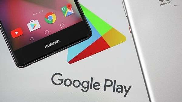 Смартфон Huawei и логотип Google Play Смартфон Huawei и логотип Google Play
