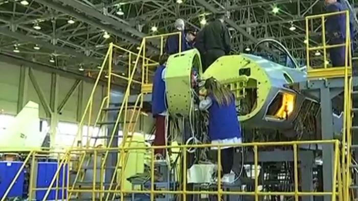Видео сборки первого серийного истребителя Су-57