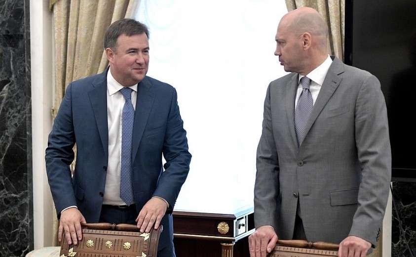 Генеральный директор Телекомпании НТВ Алексей Земский (слева) и председатель Межгосударственной телерадиокомпании «Мир» Радик Батыршин перед началом совещания по подготовке программы «Прямая линия с Владимиром Путиным».