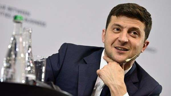 Президент Украины Владимир Зеленский во время встречи с представителями бизнеса на форуме Диалог власти и бизнеса в Киеве. 20 июня 2019 Президент Украины Владимир Зеленский во время встречи с представителями бизнеса на форуме Диалог власти и бизнеса в Киеве. 20 июня 2019