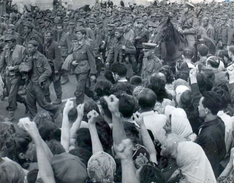 75 лет назад сбылась мечта фашистов, они прошлись по Москве парадом. За ними даже асфальт помыли