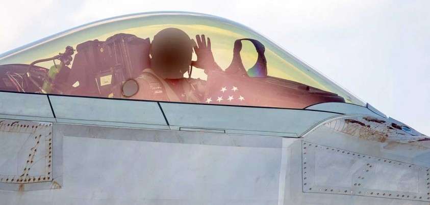 Ржавые американские невидимки F-22 засняли в деталях на авиашоу в США