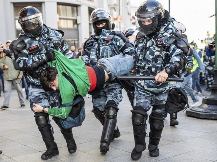 Кремль поддержал жесткие действия полиции во время незаконных акций в Москве