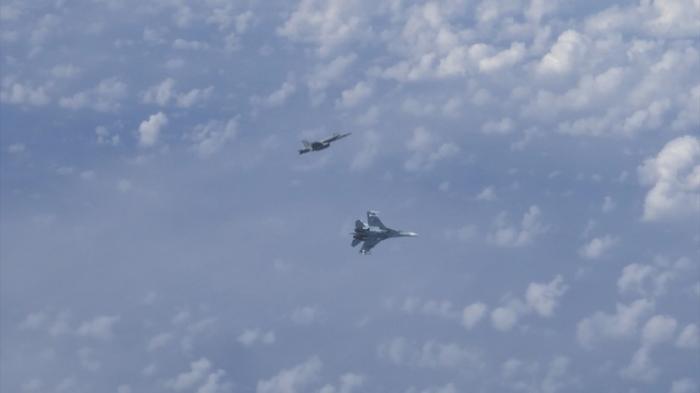 Российские Су-27 оттеснили истребитель НАТО, который попытался приблизиться к самолёту Шойгу