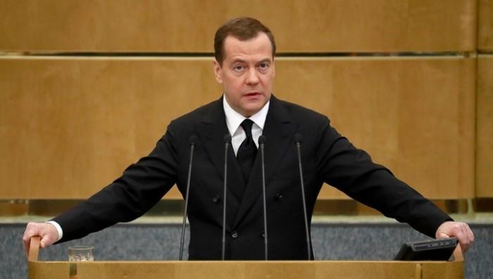 Дмитрий Медведев уточнил, от чего зависит введение четырехдневной рабочей недели в России