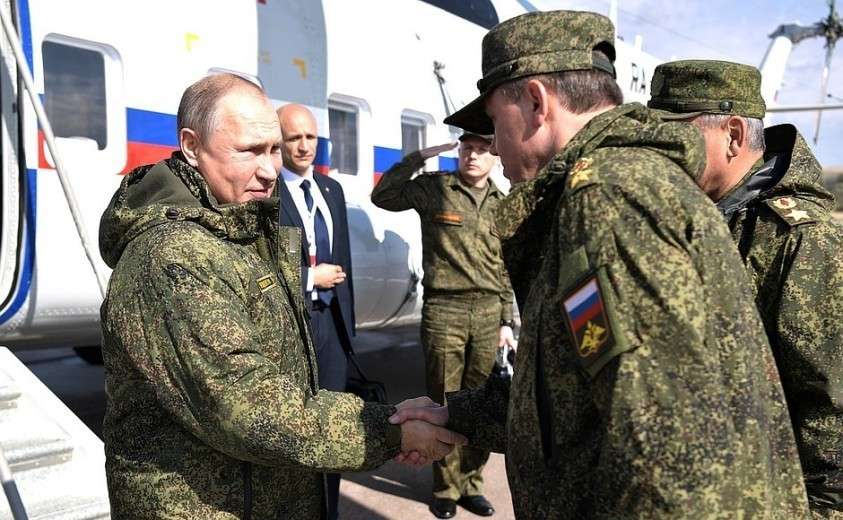 Владимир Путин прибыл на полигон «Донгуз». С начальником Генерального штаба Вооружённых Сил, Первым заместителем Министра обороны Валерием Герасимовым.