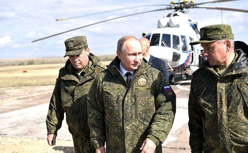 Владимир Путин прибыл на полигон «Донгуз». С Министром обороны Сергеем Шойгу (справа) и начальником Генерального штаба Вооружённых Сил, Первым заместителем Министра обороны Валерием Герасимовым.