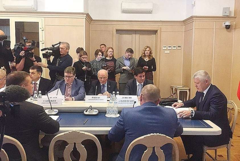 Глава Комиссии Госдумы по расследованию иностранного вмешательства в выборы в России Василий Пискарев рассказал как иностранные державы пытаются влиять на внутреннюю жизнь нашей страны Фото: Елена ЧИНКОВА