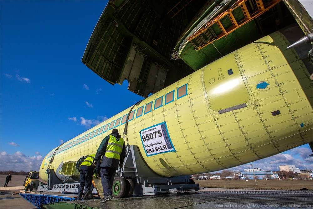 Sukhoi Superjet 100 увеличенной дальности доставлен в ЦАГИ для ресурсных испытаний Sukhoi Superjet 100 увеличенной дальности доставлен в ЦАГИ для ресурсных испытаний