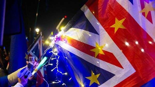 Флаги и светящиеся палочки участников акции против Brexit в Лондоне Флаги и светящиеся палочки участников акции против Brexit в Лондоне