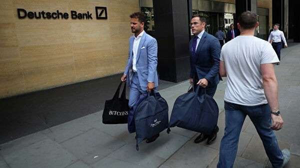Мужчины выходят из здания офиса Deutsche Bank в Лондоне. 8 июля 2019 Мужчины выходят из здания офиса Deutsche Bank в Лондоне. 8 июля 2019
