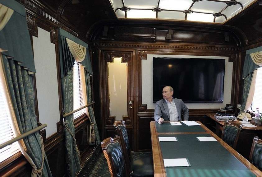 19 октября 2012 года. Президент РФ Владимир Путин во время объезда на поезде участков, через которые пройдет малое кольцо Московской железной дороги. Фото: Алексей Дружинин/ТАСС