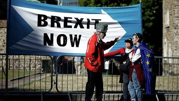 Сторонник Brexit беседует с его противниками в Лондоне. 2 сентября 2019 Сторонник Brexit беседует с его противниками в Лондоне. 2 сентября 2019