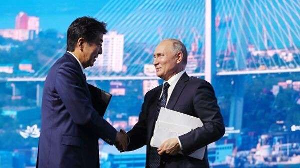 Президент РФ Владимир Путин и премьер-министр Японии Синдзо Абэ после окончания пленарного заседания V Восточного экономического форума – 2019 Президент РФ Владимир Путин и премьер-министр Японии Синдзо Абэ после окончания пленарного заседания V Восточного экономического форума – 2019