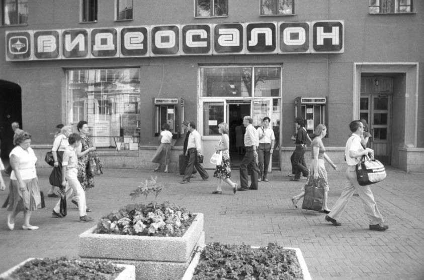 Россия в «святые» 90-е, когда Путин ещё ничего не украл (старые фотки)