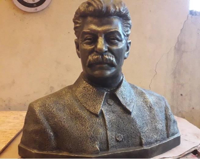 В центре Волгограда начали установку памятника Иосифу Сталину в честь его 140-летия