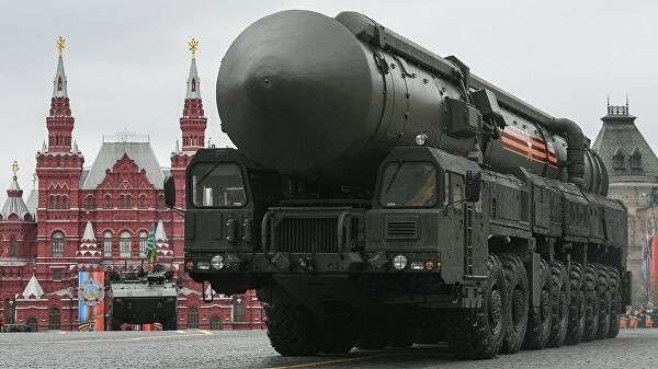 Подвижный грунтовый ракетный комплекс (ПГРК) Ярс с РС-24 на военном параде, посвященном 72-й годовщине Победы в Великой Отечественной войне 1941-1945 годов Подвижный грунтовый ракетный комплекс (ПГРК) Ярс с РС-24 на военном параде, посвященном 72-й годовщине Победы в Великой Отечественной войне 1941-1945 годов