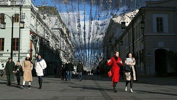 Прохожие в Камергерском переулке в Москве Прохожие в Камергерском переулке в Москве