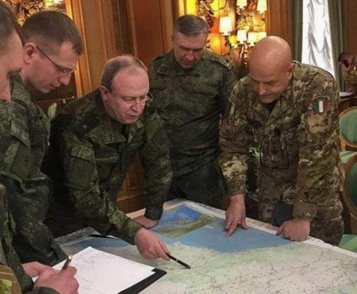 Фото дня. Русский генерал в логове НАТО ставит задачи натовским генералам