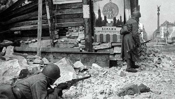 Советские войска ведут бой на улицах Берлина во время Великой Отечественной войны Советские войска ведут бой на улицах Берлина во время Великой Отечественной войны