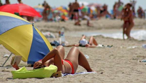 Женщина отдыхает на пляже в Крыму, архивное фото Женщина отдыхает на пляже в Крыму, архивное фото