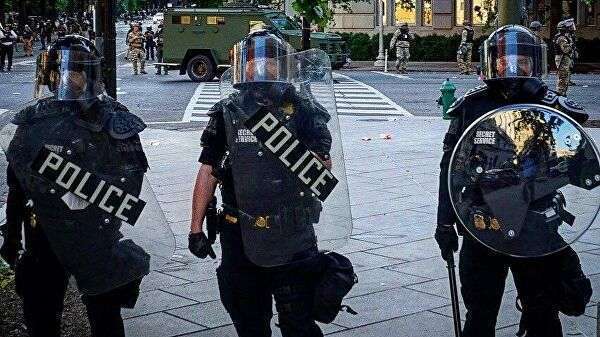 Сотрудники полиции на одной из улиц в Вашингтоне во время акции протеста Сотрудники полиции на одной из улиц в Вашингтоне во время акции протеста