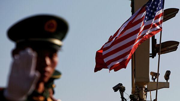 Военный жестикулирует недалеко от Запретного города в Пекине Военный жестикулирует недалеко от Запретного города в Пекине