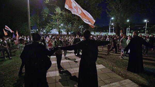 Волонтеры пытаются остановить колонну протестующих, направляющихся к изолятору на улице Окрестина в Минске Волонтеры пытаются остановить колонну протестующих, направляющихся к изолятору на улице Окрестина в Минске
