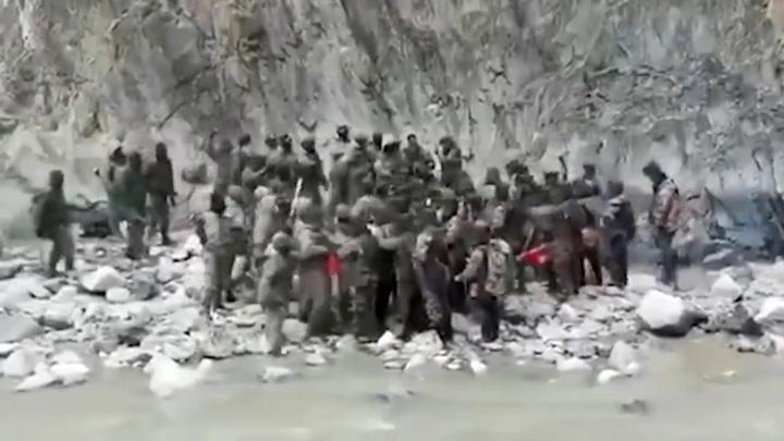 Видео драки индийских и китайских военных на границе. В ход пошли кулаки и дубинки