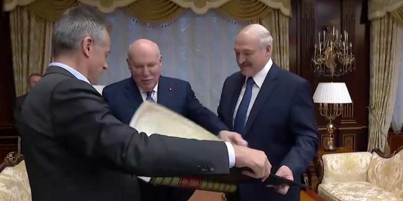 Российский посол подарил Лукашенко карту 1866 года, на которой Беларусь – это 4 русских губернии