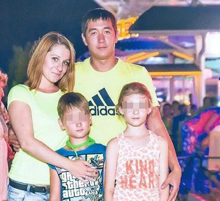 Руслан с детьми и супругой на отдыхе. Фото из семейного архива.