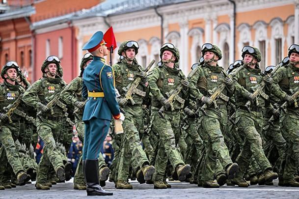 Перед гостями торжественным маршем прошли пешие парадные расчеты, сохраняя исторический темп – 120 шагов в минуту. Церемонией командовал главком Сухопутных войск генерал-полковник Андрей Мордвичев Перед гостями торжественным маршем прошли пешие парадные расчеты, сохраняя исторический темп – 120 шагов в минуту. Церемонией командовал главком Сухопутных войск генерал-полковник Андрей Мордвичев