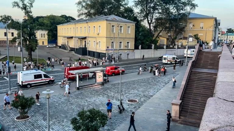 На фото: автомобили экстренных оперативных служб на месте взрыва у летнего кафе на Кудринской площади в Москве.