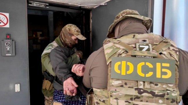 Бомбы в тайнике: ФСБ задержала двух агентов Украины в Крыму