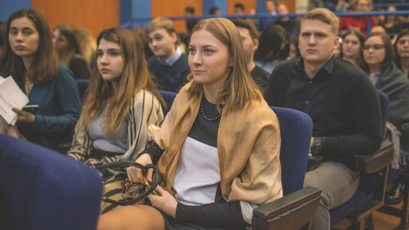 Мракобесие в РУДН: нельзя никаких декольте и мини-юбок, а можно только никабы и хиджабы