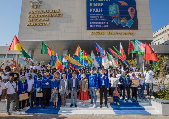 Мракобесие в РУДН: нельзя никаких декольте и мини-юбок, а можно только никабы и хиджабы